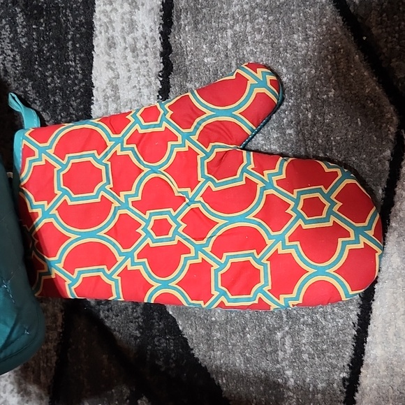 WOMEN OWNED & MAINSTAYS OVEN MITT & POTHOLDER BUNDLE - Picture 7 of 12